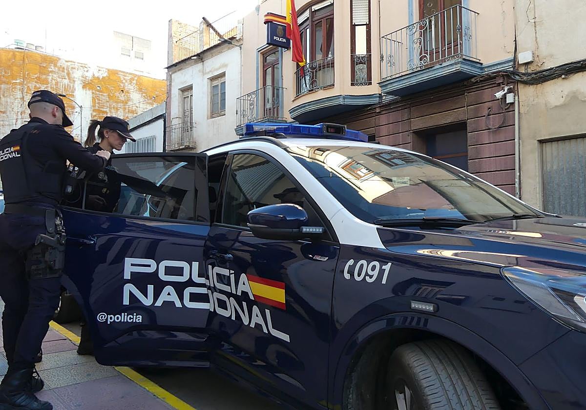 Dos agentes de la Policía Nacional junto a la comisaría de Alcantarilla.