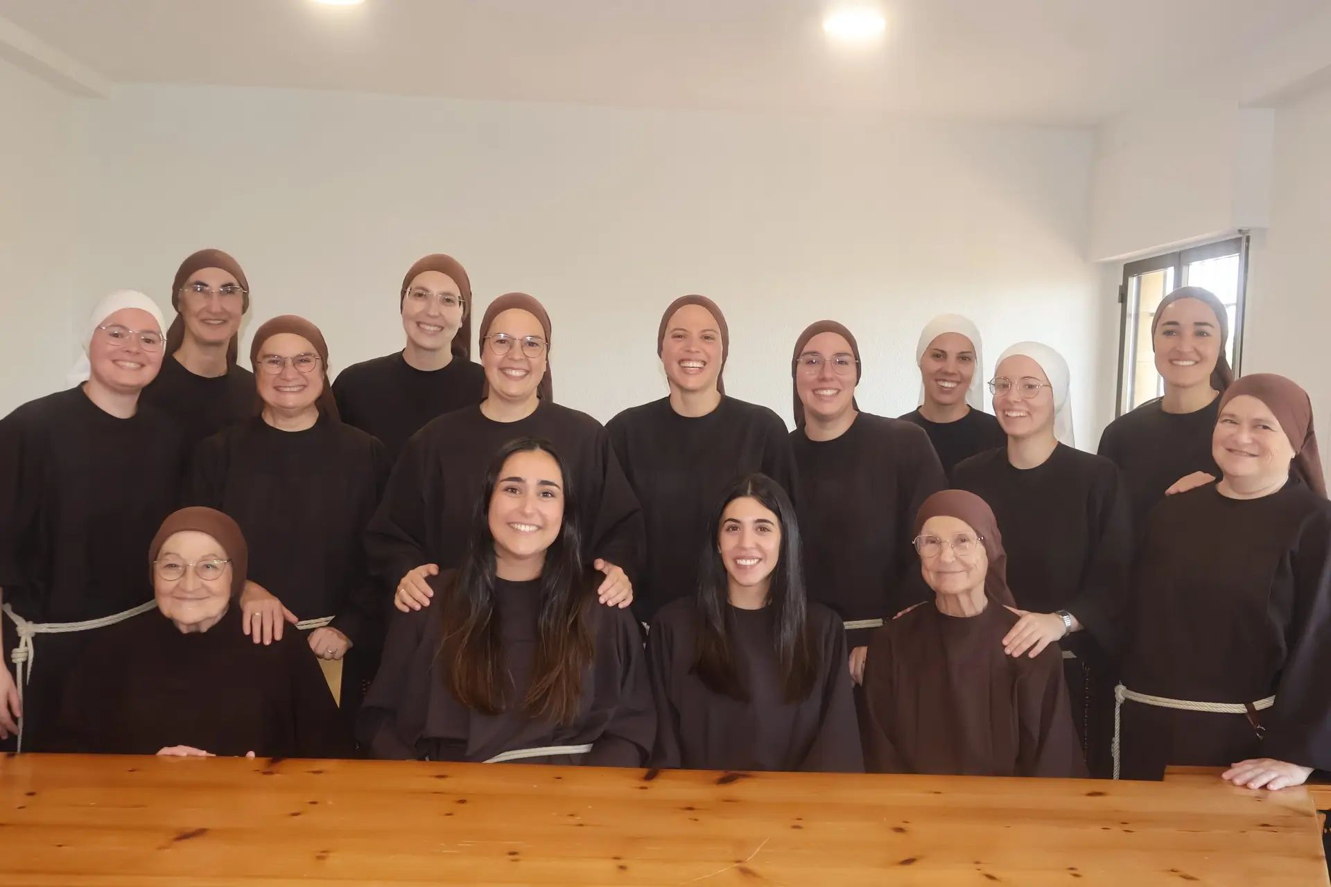 Foto de familia de las Hermanas Pobres.