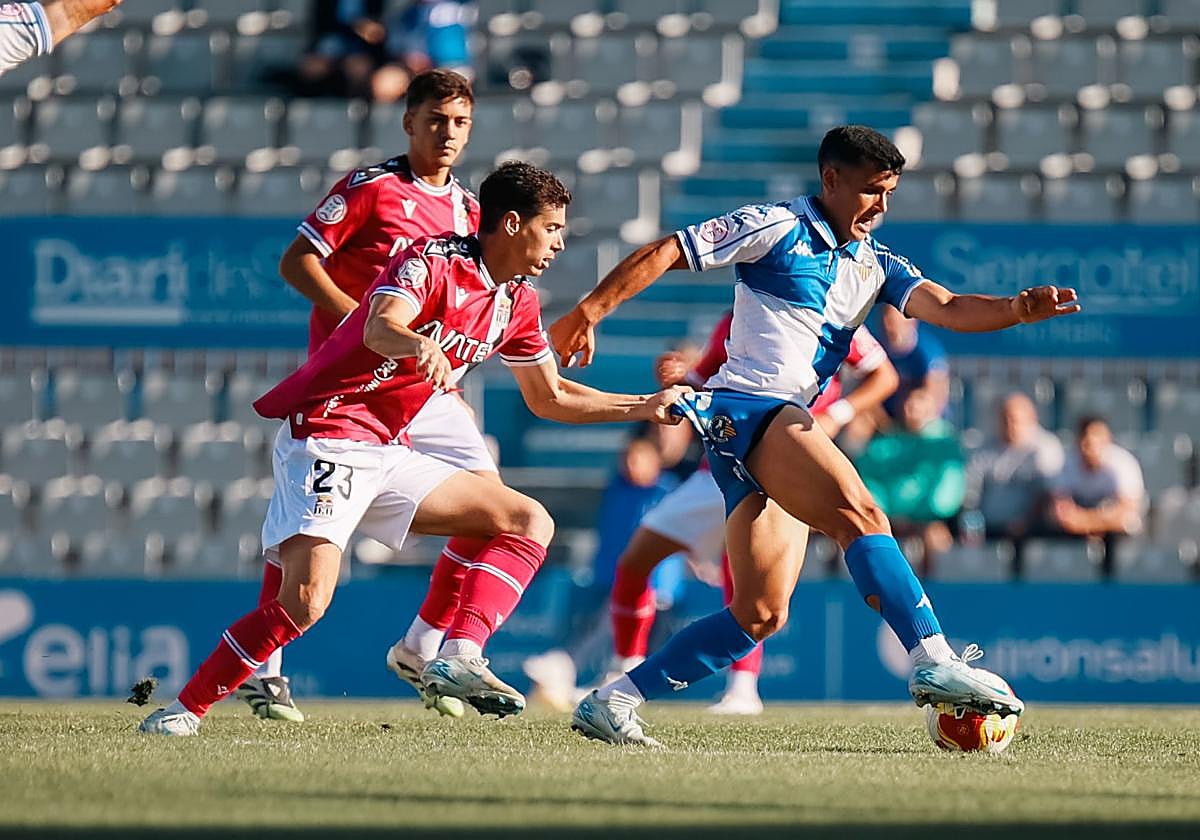 Nacho Sánchez agarrando a Joel Priego, jugador del Sabadell.