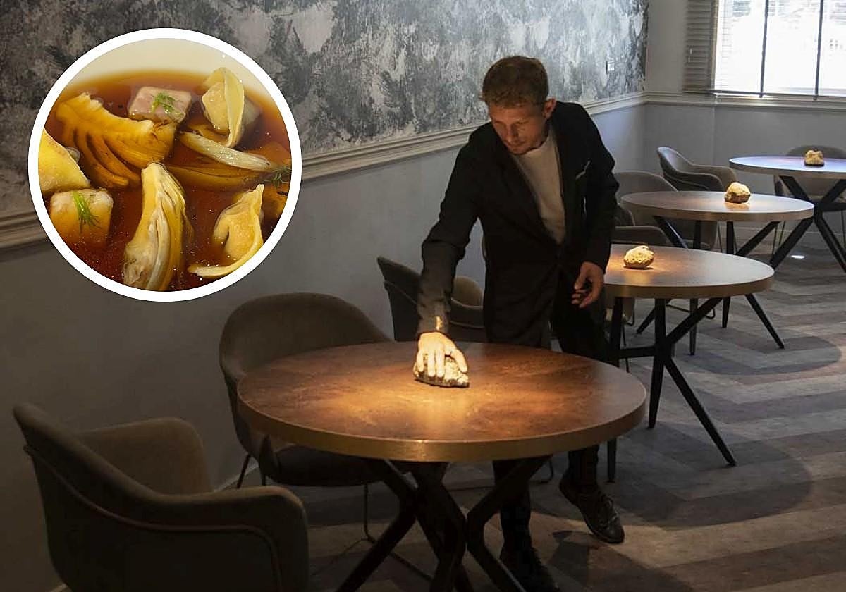 Personal de sala se afana por dejar las mesas a punto para recibir al comensaL.