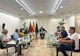 López Miras (c) durante la reunión con vecinos afectados por las riadas, el alcalde y concejales.