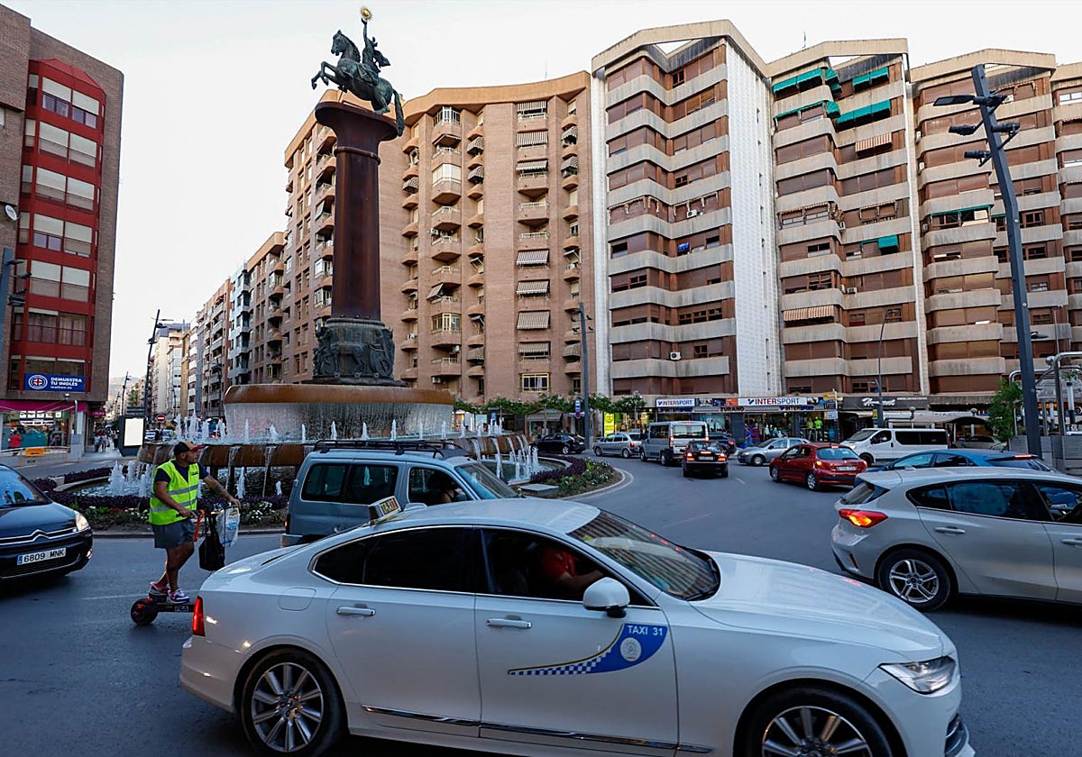 Tráfico por el centro de la ciudad.