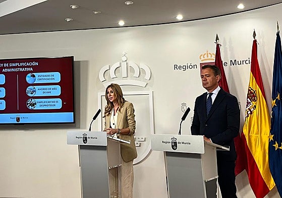 Los consejeros Marisa López y Marcos Ortuño, el día que se aprobó el decreto de simplificación en el Consejo de Gobierno.