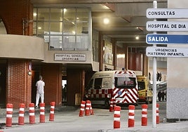 Puerta del servicio de Urgencias de la Arrixaca, en una imagen de archivo.