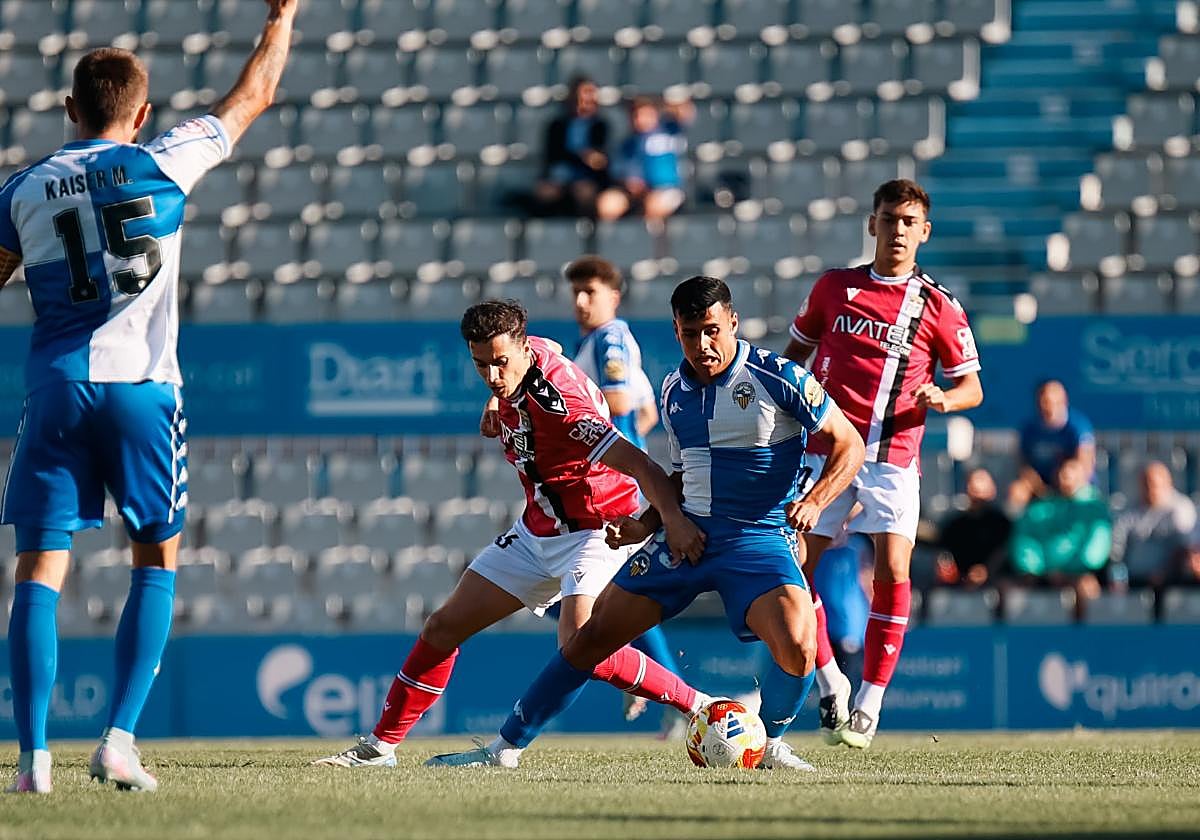 Alfredo Ortuño con el brazalete de capitán ayer en la Nova Creu Alta.