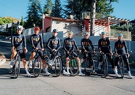 Valverde, último por la derecha, con los ciclistas que ha convocado.