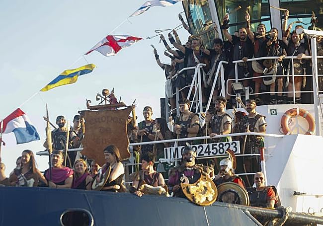Las tropas carthaginesas se dirigen en barco al puerto para reunirse con su general.