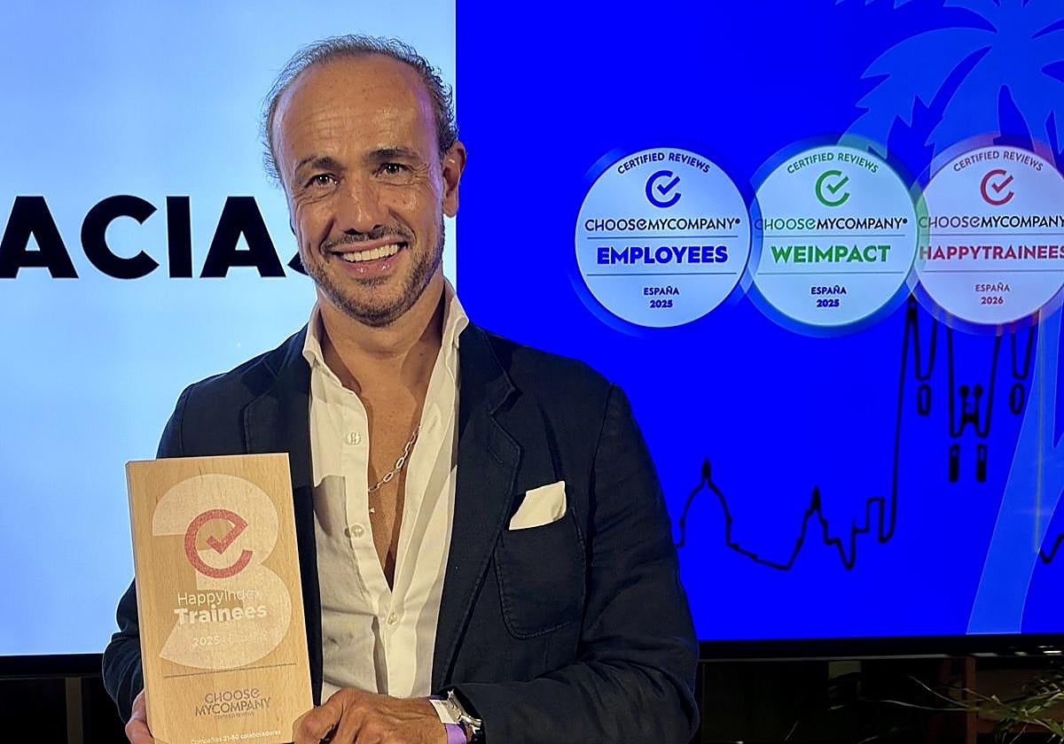 Ignacio Soto con el galardón.