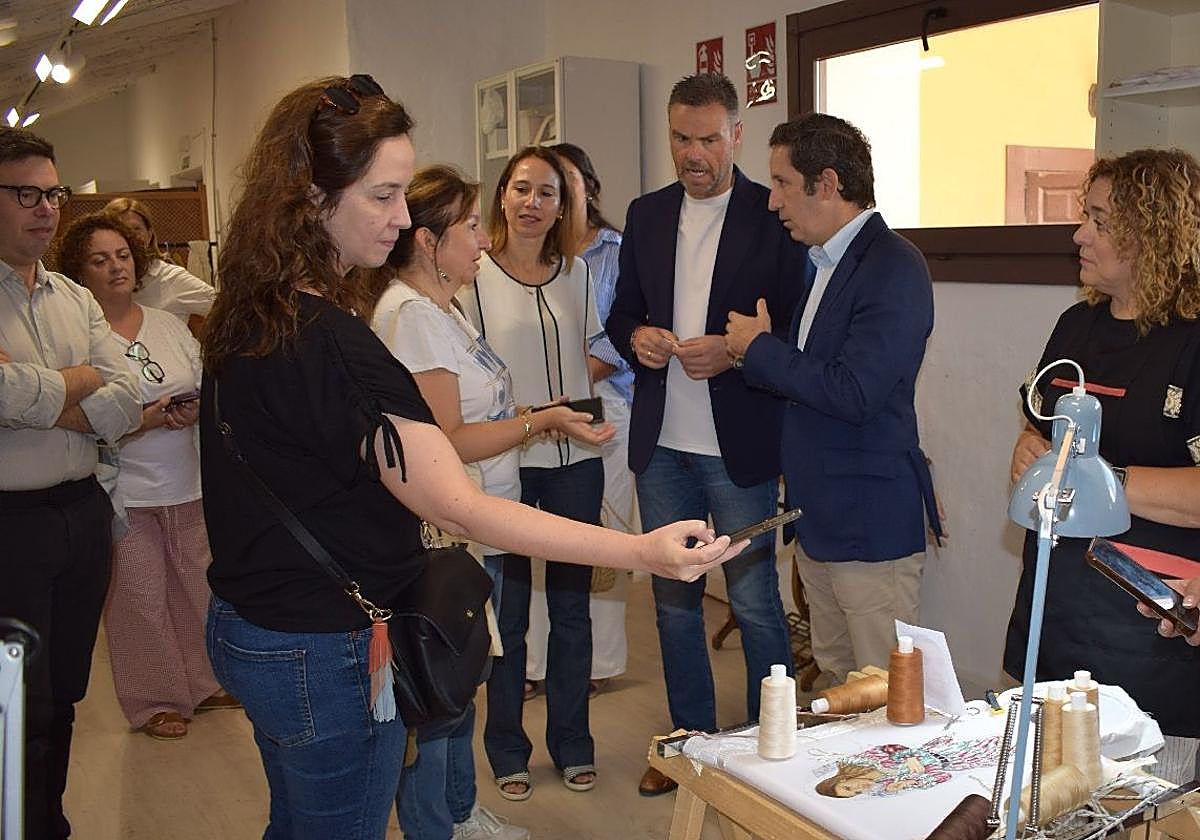 El alcalde, junto a representantes de la Dirección General de Economía Social y de UCOMUR, visita la cooperativa de bordado dentro de las jornadas del proyecto europeo INTERREG SUDOE «ResilientES» para impulsar la economía social como motor del desarrollo económico de las zonas rurales de Francia, Portugal y España.