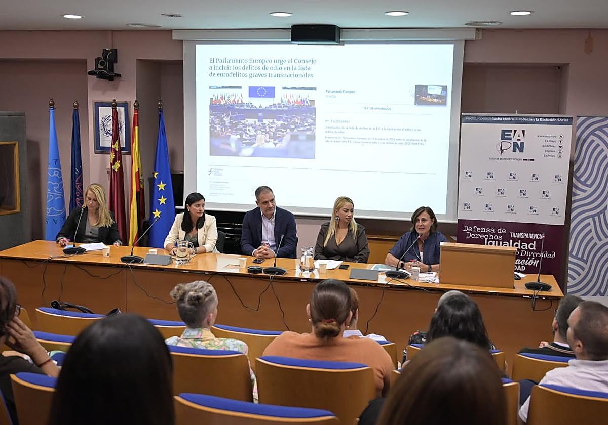 Lucía Hernández, Luz María García, Marcos Bote, Sara Cortés y María Jesús Raimundo, este miércoles en el Simposio Europeo sobre Aporofobia.