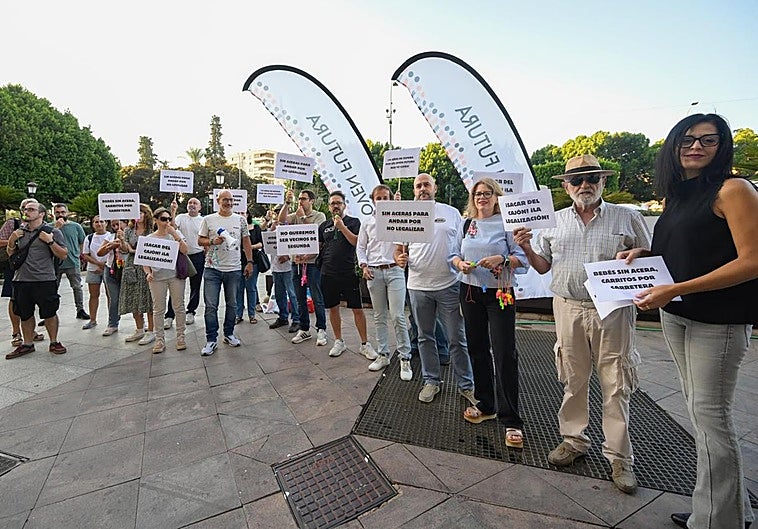 Los vecinos de Joven Futura, este miércoles, en la Glorieta de España, frente al Ayuntamiento, en Murcia.