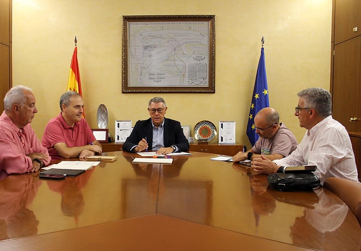 Reunión entre los vecinos de Barriomar y el presidente de la CHS, Mario Urrea.