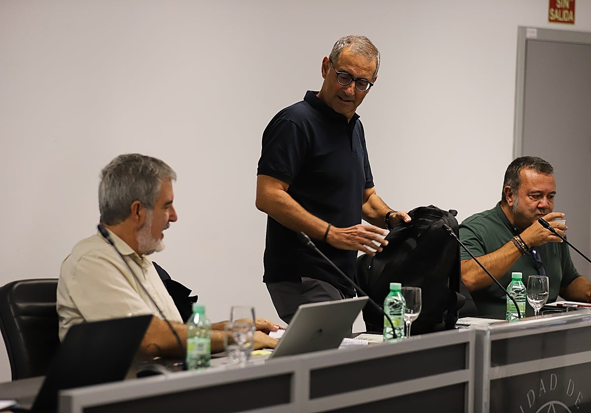 El rector, de pie, en el Claustro celebrado este lunes.