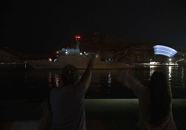 Dos personas despiden al 'Furor' durante la madrugada.