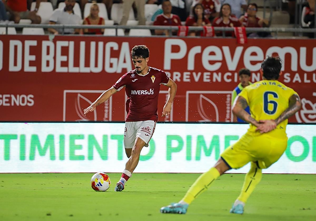 Mier intenta centrar ante Lautaro, del Villarreal B.