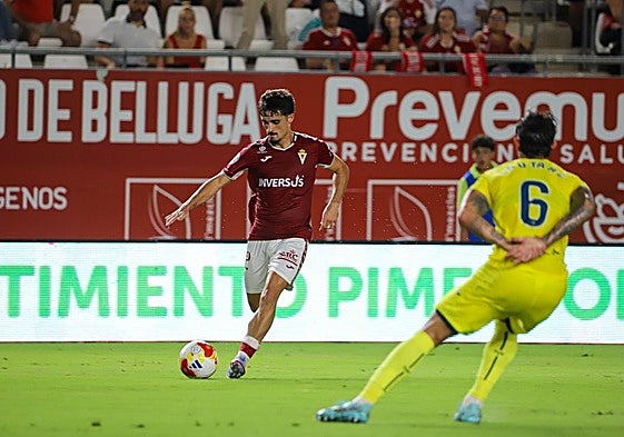 Mier intenta centrar ante Lautaro, del Villarreal B.