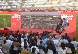 La presentación del proyecto el 9 de mayo de 2024, con el arquitecto Antonio Cano, el alcalde José Ballesta y el presidente grana Felipe Moreno sobre el escenario.