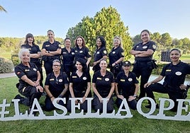 En buenas manos. La seguridad de toda la competición femenina corrió a cargo de Sandra, Lorena, Mónica, Ingrid, Grace y Claudia; y de Jenny, María José, Libertad, María, Inma (la jefa del grupo), Cristina y Amelia (todas de izquierda a derecha). La Sella Golf solicitó que el equipo fuese femenino al completo.