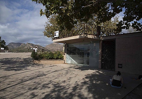 Dos estudiantes de Arquitectura dibujan el edificio que albergaba la cafetería del parque arqueológico, en una imagen de ayer.