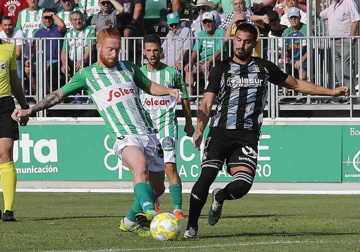 David Forniés pugna con Peli, en septiembre de 2019, en el último Atlético Sanluqueño-Cartagena que se jugó en El Palmar.