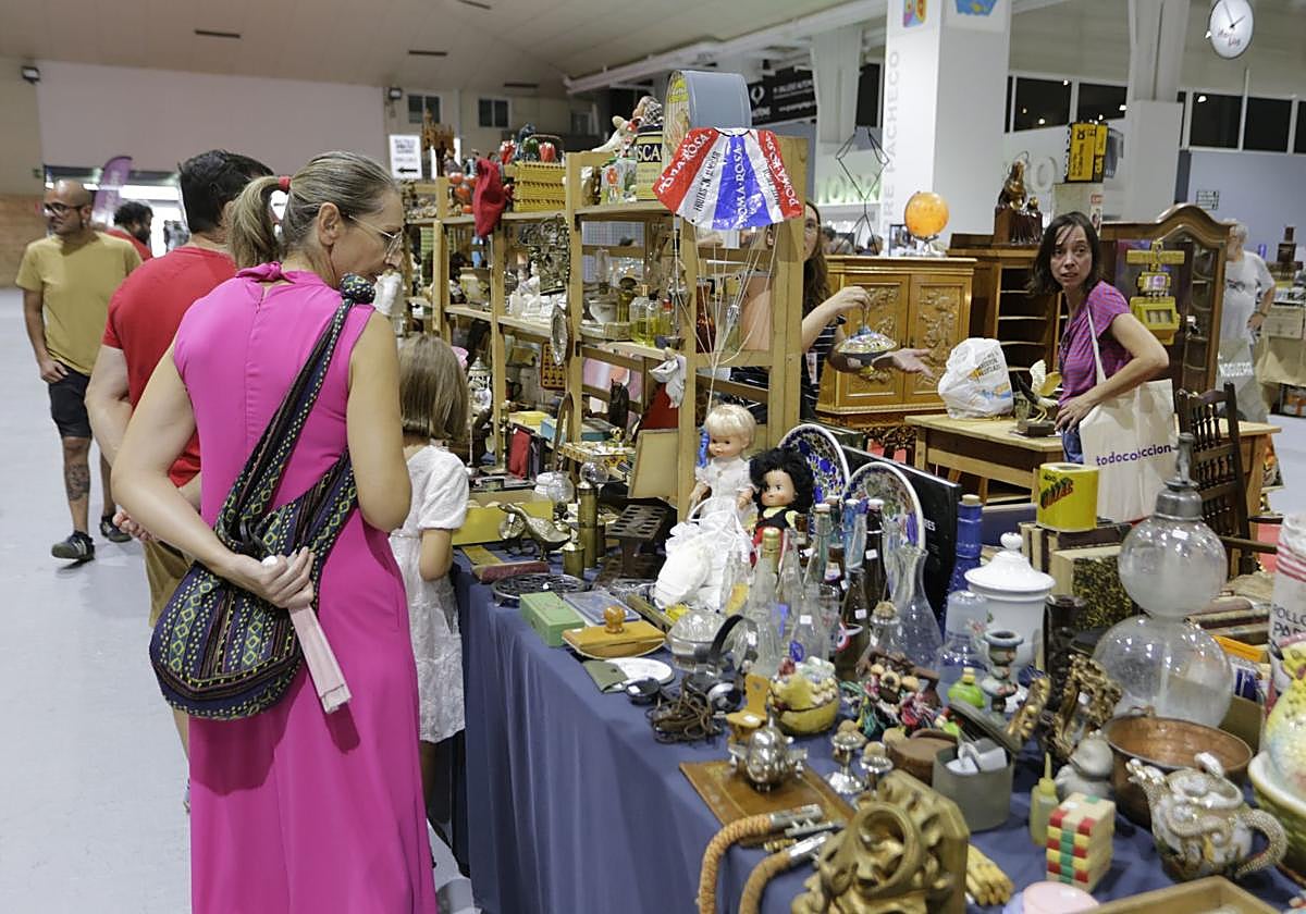 Visitantes observando una selección de piezas expuestas.