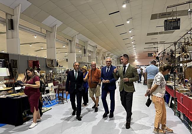 El director general de Impulso al Comercio de la Comunidad, Rafael Gómez; Pedro Ángel Roca, presidente de Ifepa, y Antonio Miras, director de Ifepa, recorriendo este viernes los pasillos de la feria.