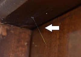 El 'hilo invisible' de pegamento que utilizaban los ladrones para saber cuando entrar a las casas.