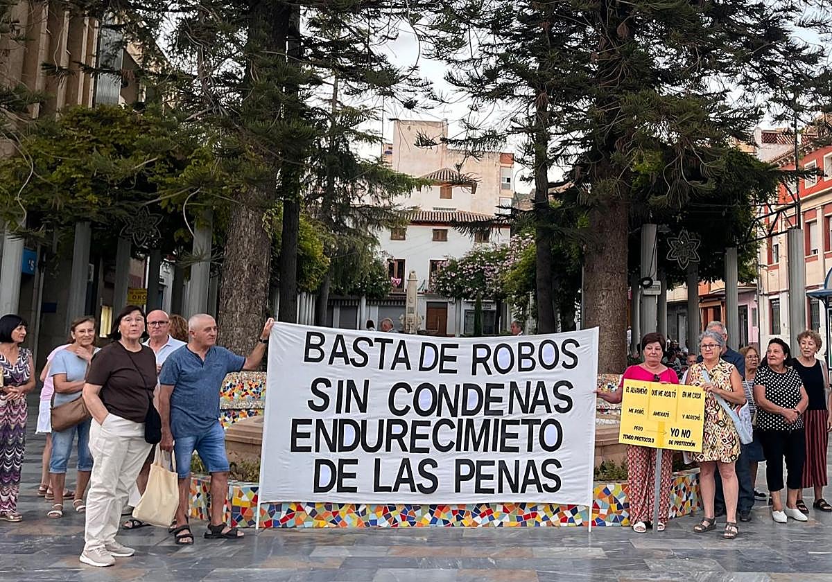 Los vecinos durante la concentración que realizaron en el jardín de Los Patos de Alhama de Murcia.