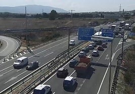 Cola de coches en el enlace de la A-7 con la A-30.