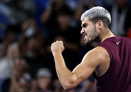 Alcaraz celebra su victoria ante Bergs este sábado en Tokio.