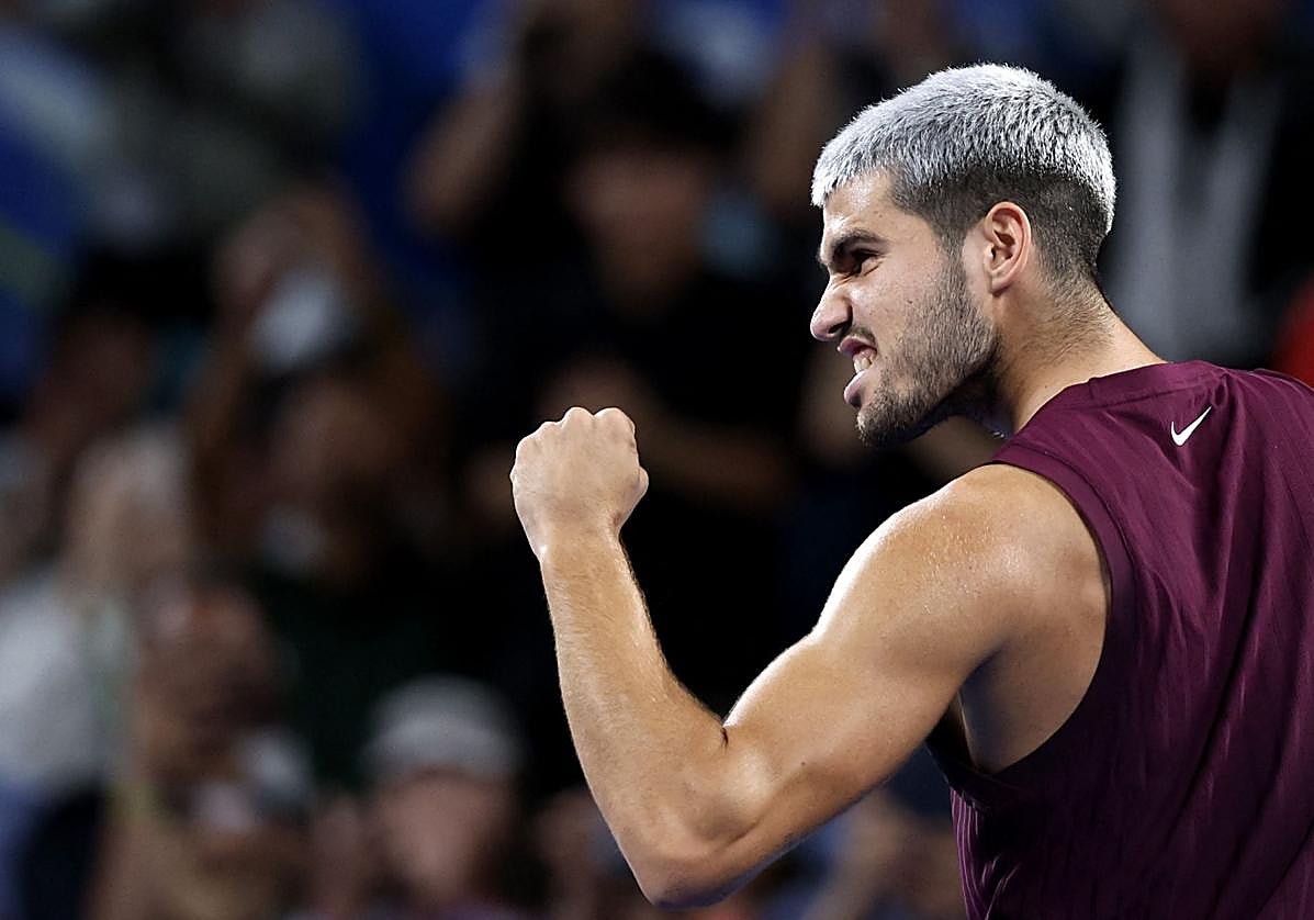 Alcaraz celebra su victoria ante Bergs este sábado en Tokio.