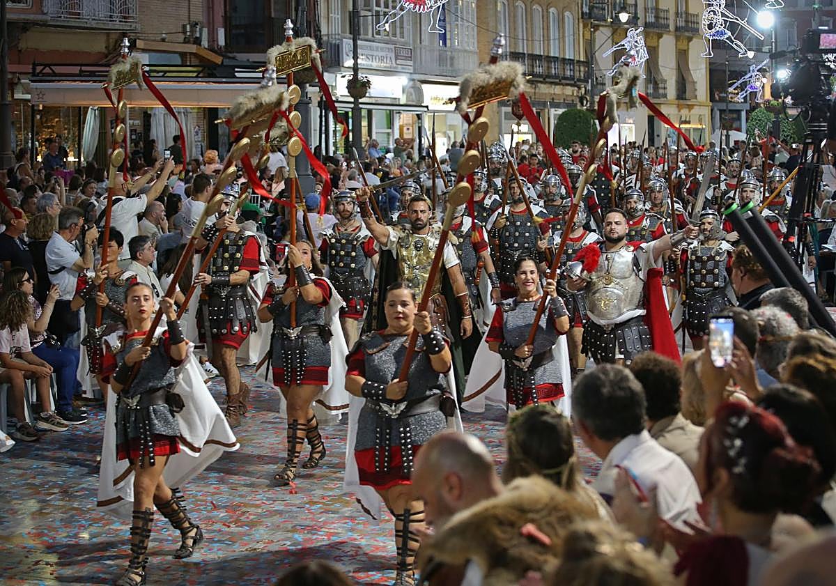 Imagen principal - Zancudos, pegasos y música triunfal elevan al Olimpo a Tropas y Legiones de Cartagena en su gran desfile