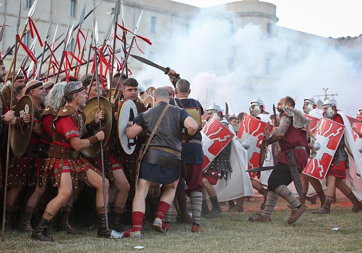 Un grupo de legionarios romanos carga contra los lanceros del ejército carthaginés, que tratan de resistir el envite con sus escudos.