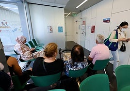 Pacientes en una sala de espera de un centro de saluld de la ciudad de Murcia, en una imagen de archivo.
