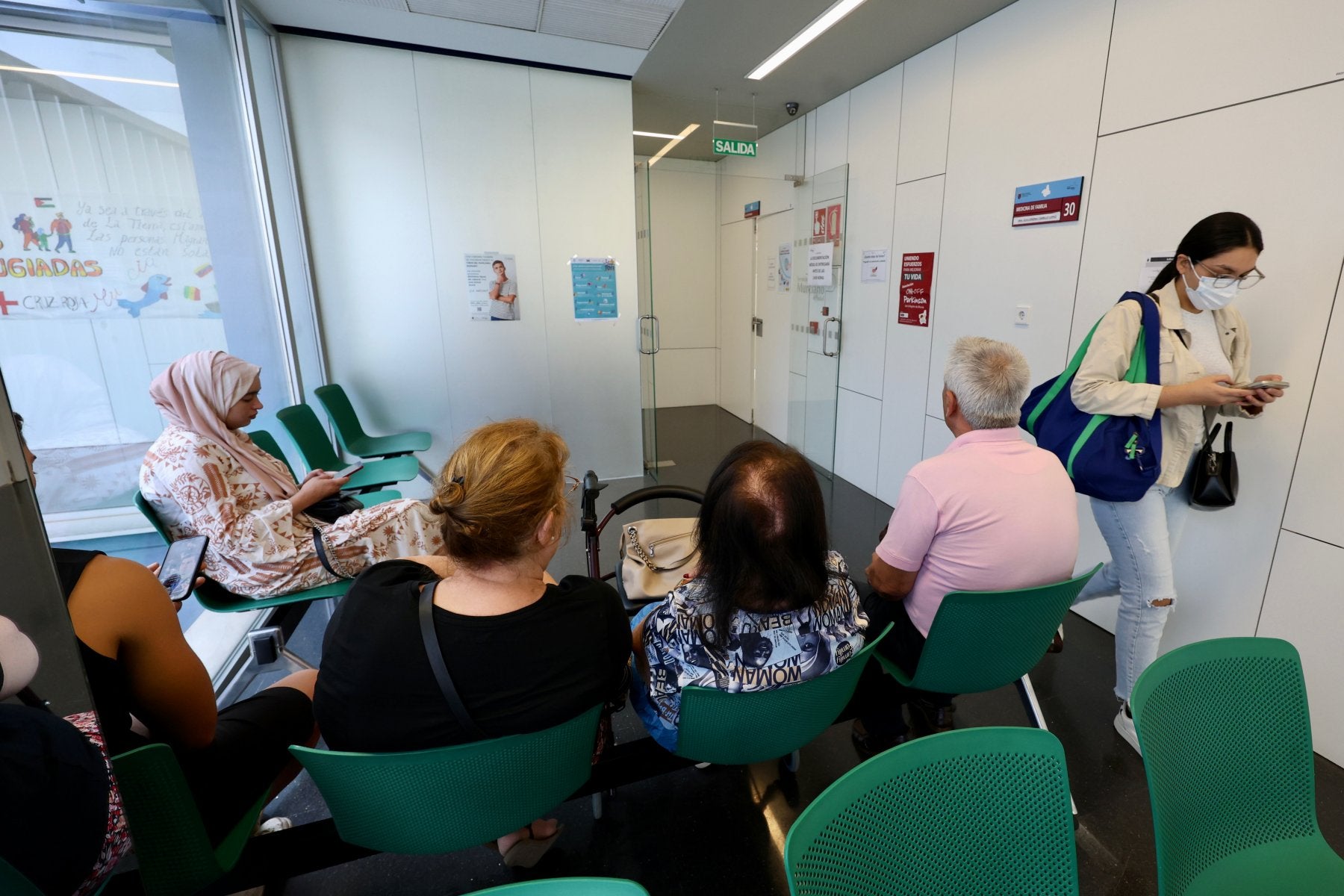 Pacientes en una sala de espera de un centro de saluld de la ciudad de Murcia, en una imagen de archivo.