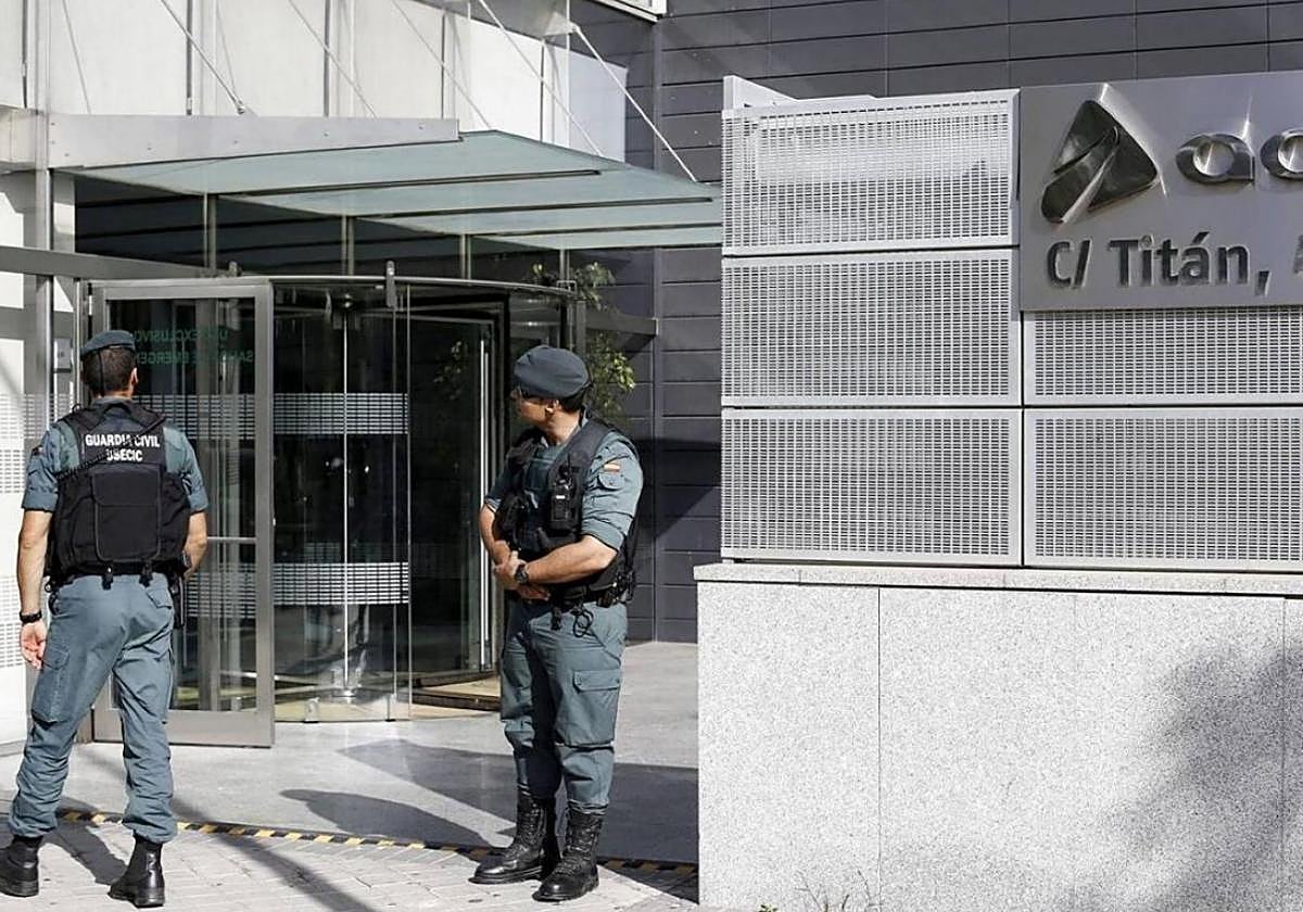 Dos agentes vigilan la sede de Adif durante un registro judicial en 2016.