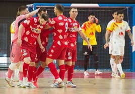 Los jugadores de ElPozo celebran el gol de David Álvarez.