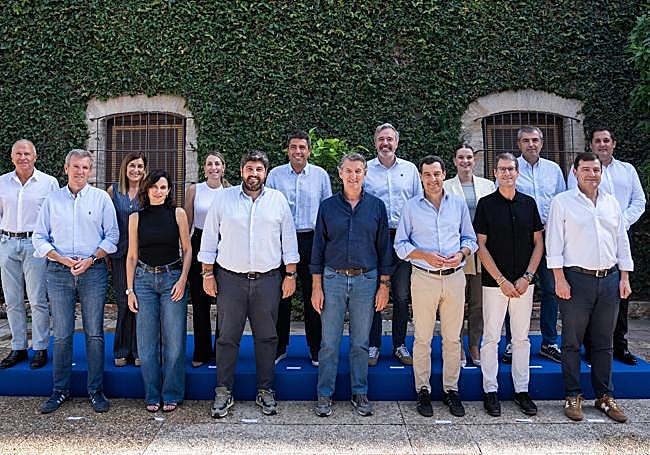 De izquierda a derecha: Miguel Marín, Alfonso Rueda, María José Sáenz, Isabel Díaz Ayuso, María Guardiola, Fernando López Miras, Carlos Mazón, Alberto Núñez Feijóo, Jorge Azcón, Juanma Moreno, Marga Prohens, Gonzalo Capellán, Manuel Domínguez, Alfonso Fernández Mañueco y Alejandro Ramírez.