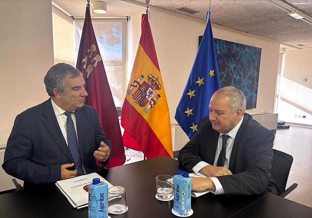 El consejero de Medio Ambiente, Universidades, Investigación y Mar Menor, Juan María Vázquez, durante la reunión mantenida con el ministro de Industria, Energía y Turismo, Jordi Hereu.