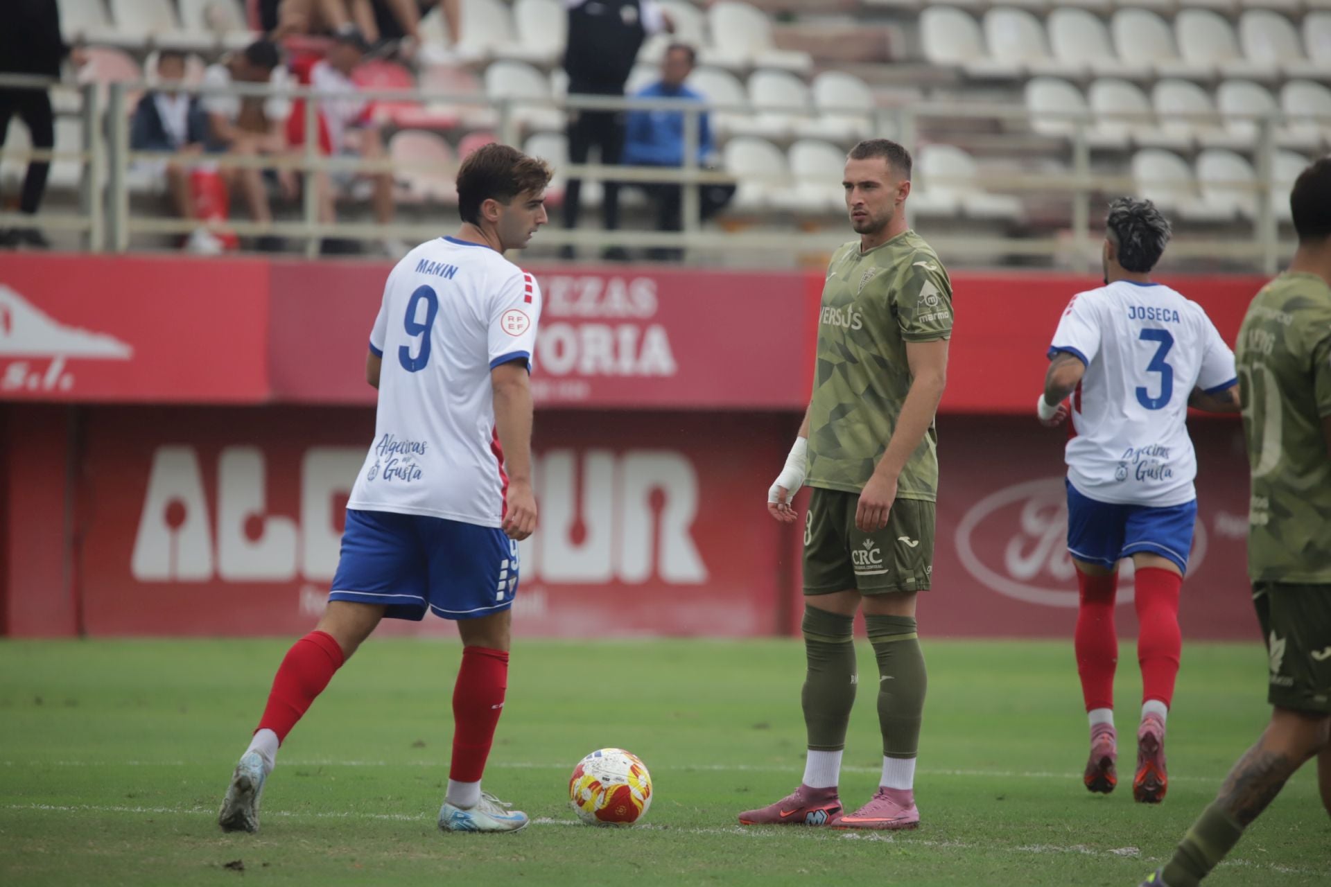 El Real Murcia pierde y vuelve a dejar una imagen paupérrima, en imágenes