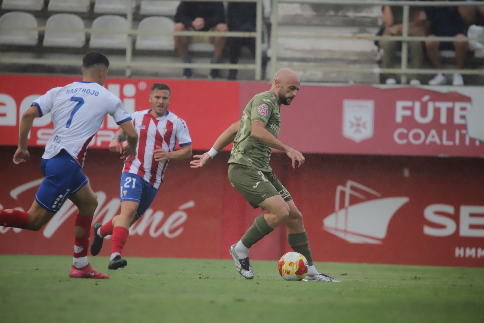 El Real Murcia pierde y vuelve a dejar una imagen paupérrima, en imágenes