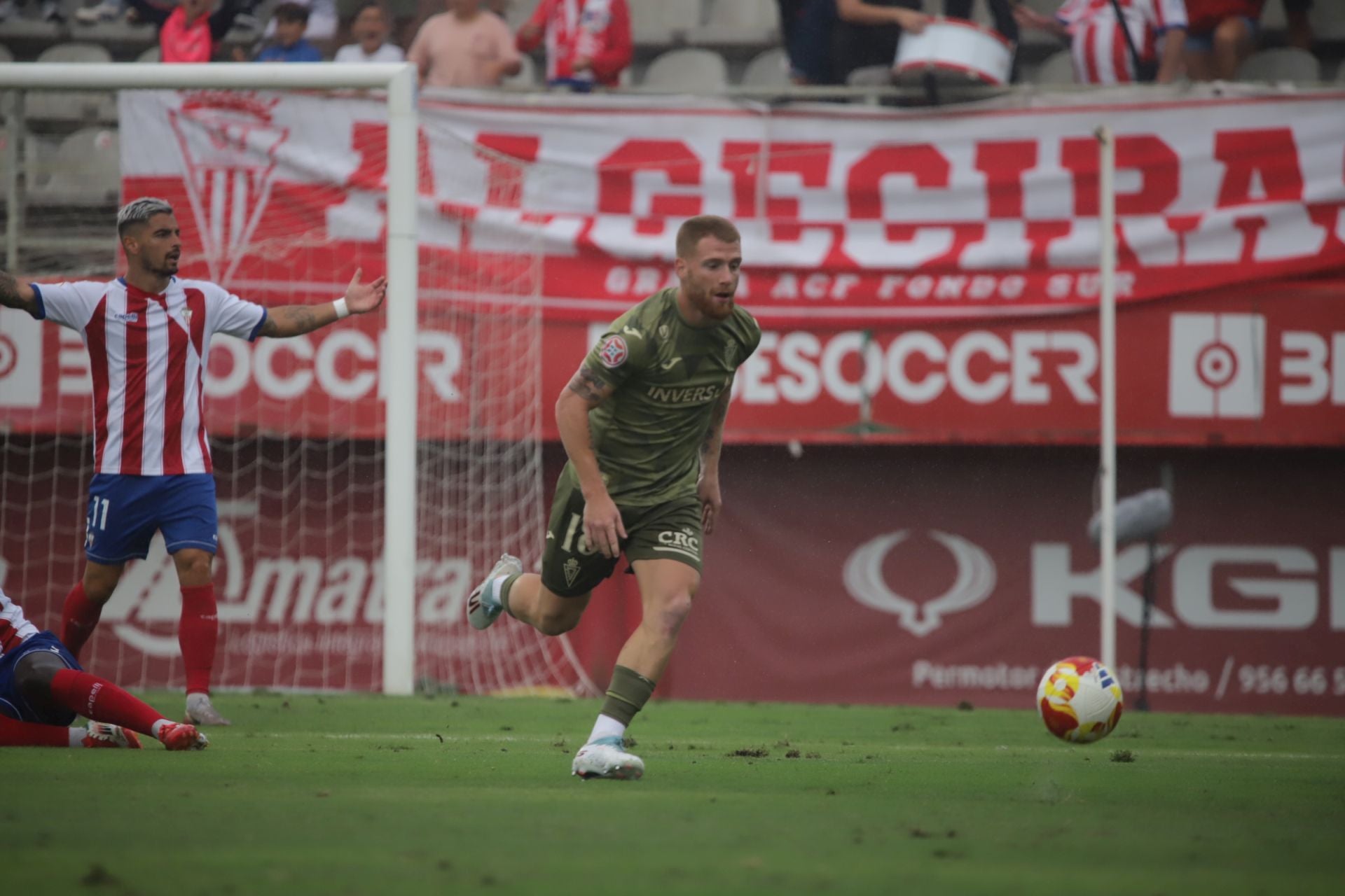 El Real Murcia pierde y vuelve a dejar una imagen paupérrima, en imágenes
