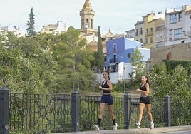 Alicia e Irene Vázquez, entrenando por las calles de Cieza esta semana.