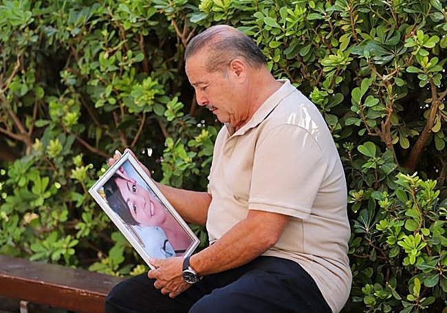 Ferney mira la foto de su pareja, Lula, fallecida en el incendio