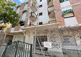 Estado actual del edificio del viejo hotel Don Juan, en Santiago de la Ribera, con un cartel de aviso.