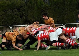 Miembros del XV Rugby Murcia forcejean en una melé durante un partido del curso pasado en Monte Romero.