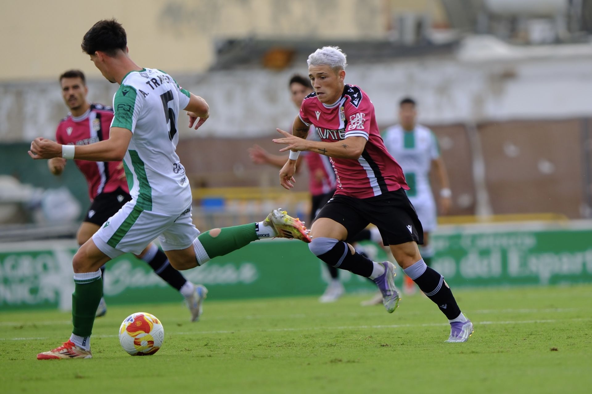 El FC Cartagena sufre un duro castigo en Sanlúcar, en imágenes