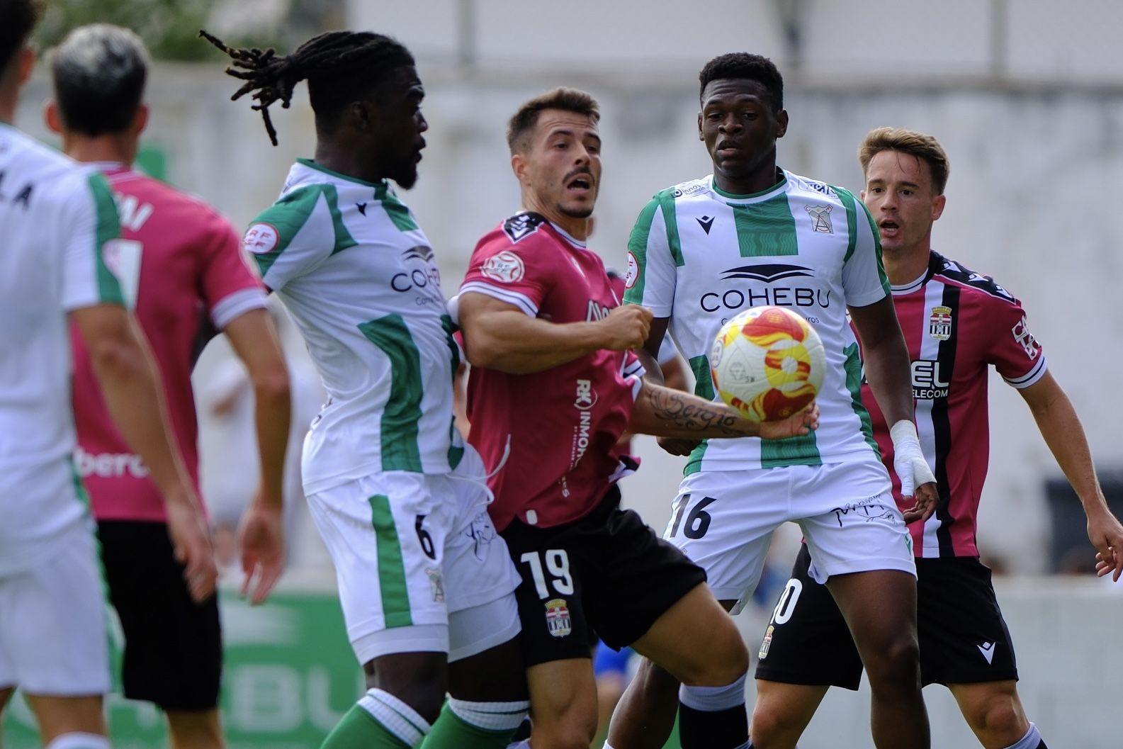 El FC Cartagena sufre un duro castigo en Sanlúcar, en imágenes