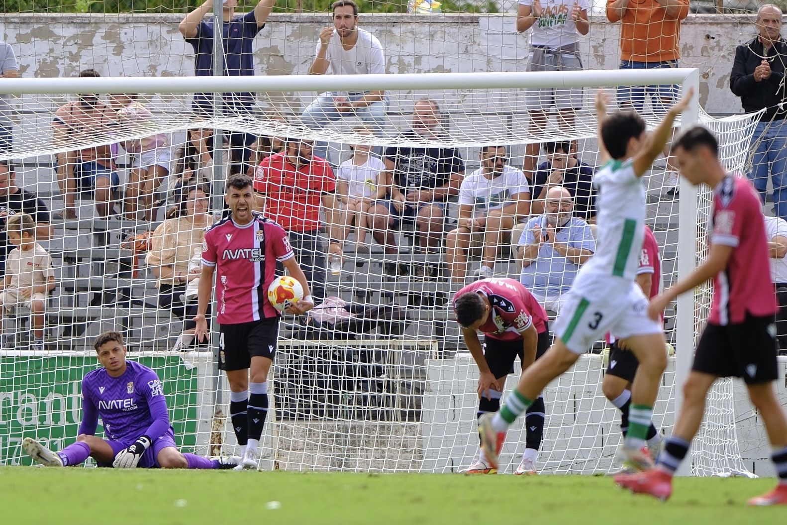 El FC Cartagena sufre un duro castigo en Sanlúcar, en imágenes