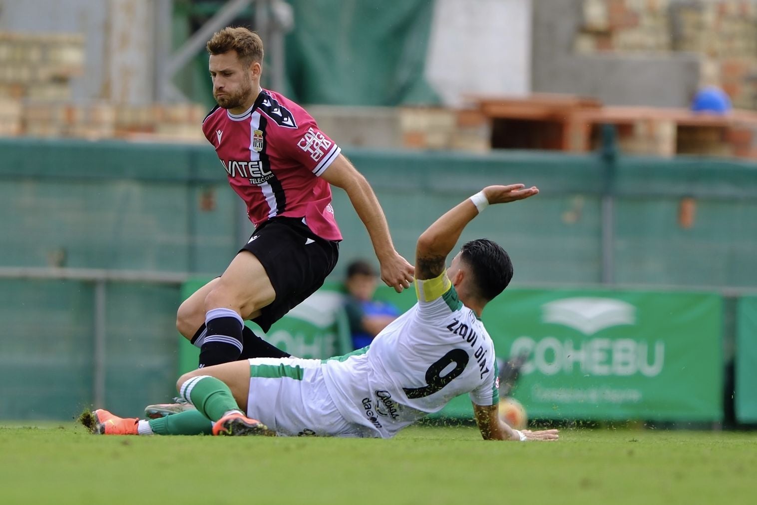 El FC Cartagena sufre un duro castigo en Sanlúcar, en imágenes
